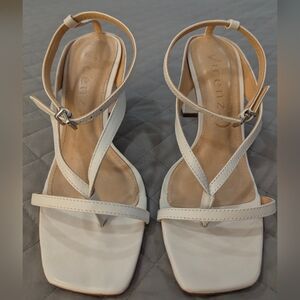 NWOT Vicenza Strappy White Leather Heeled Sandals Size 36